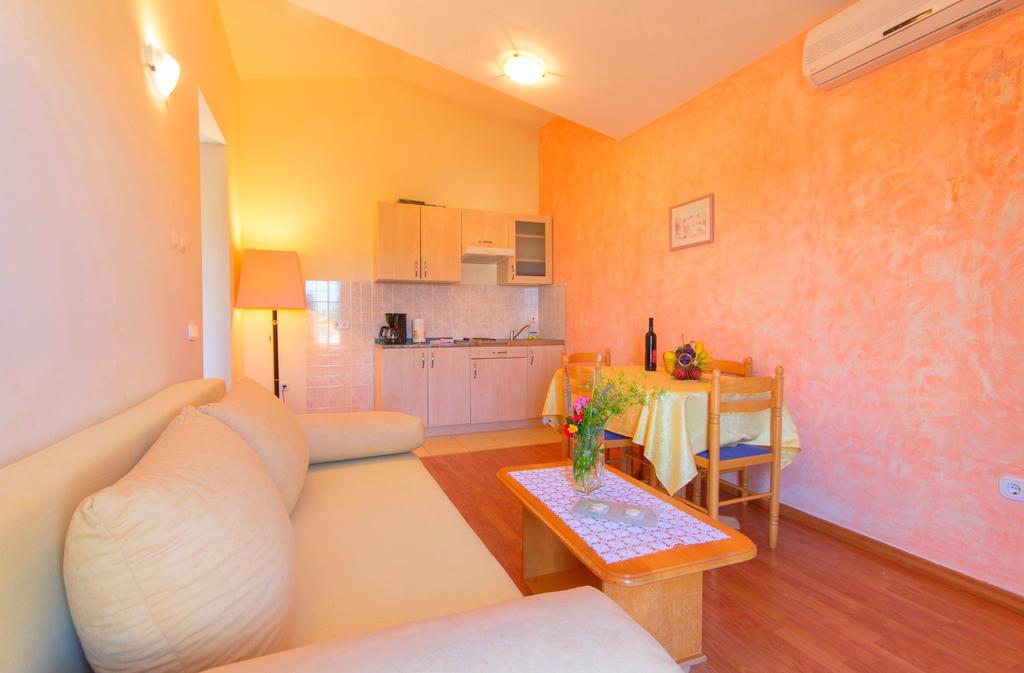Apartments 4 Palme Funtana Rum bild