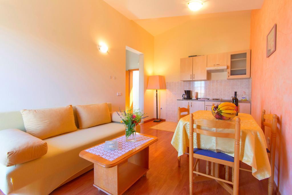 Apartments 4 Palme Funtana Rum bild
