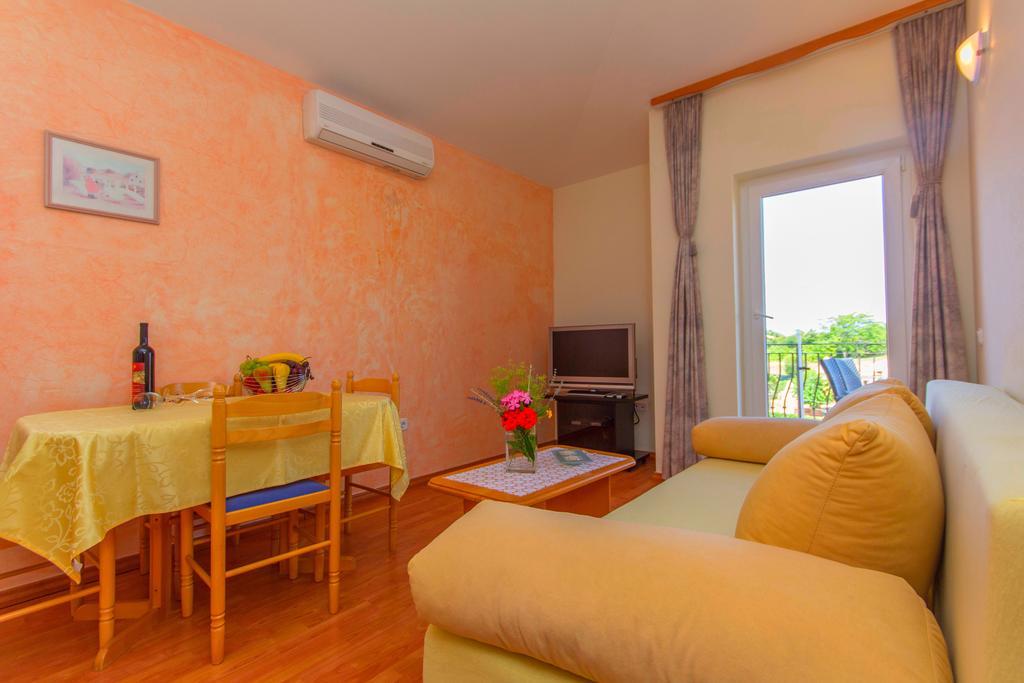 Apartments 4 Palme Funtana Rum bild