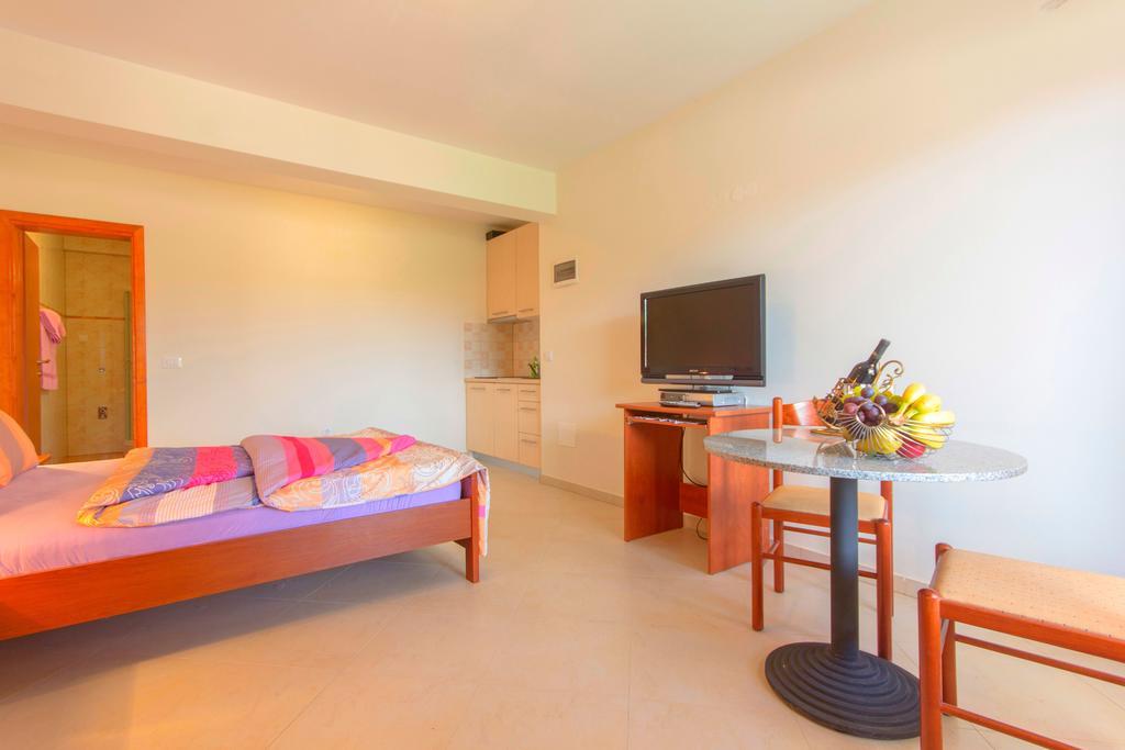 Apartments 4 Palme Funtana Rum bild